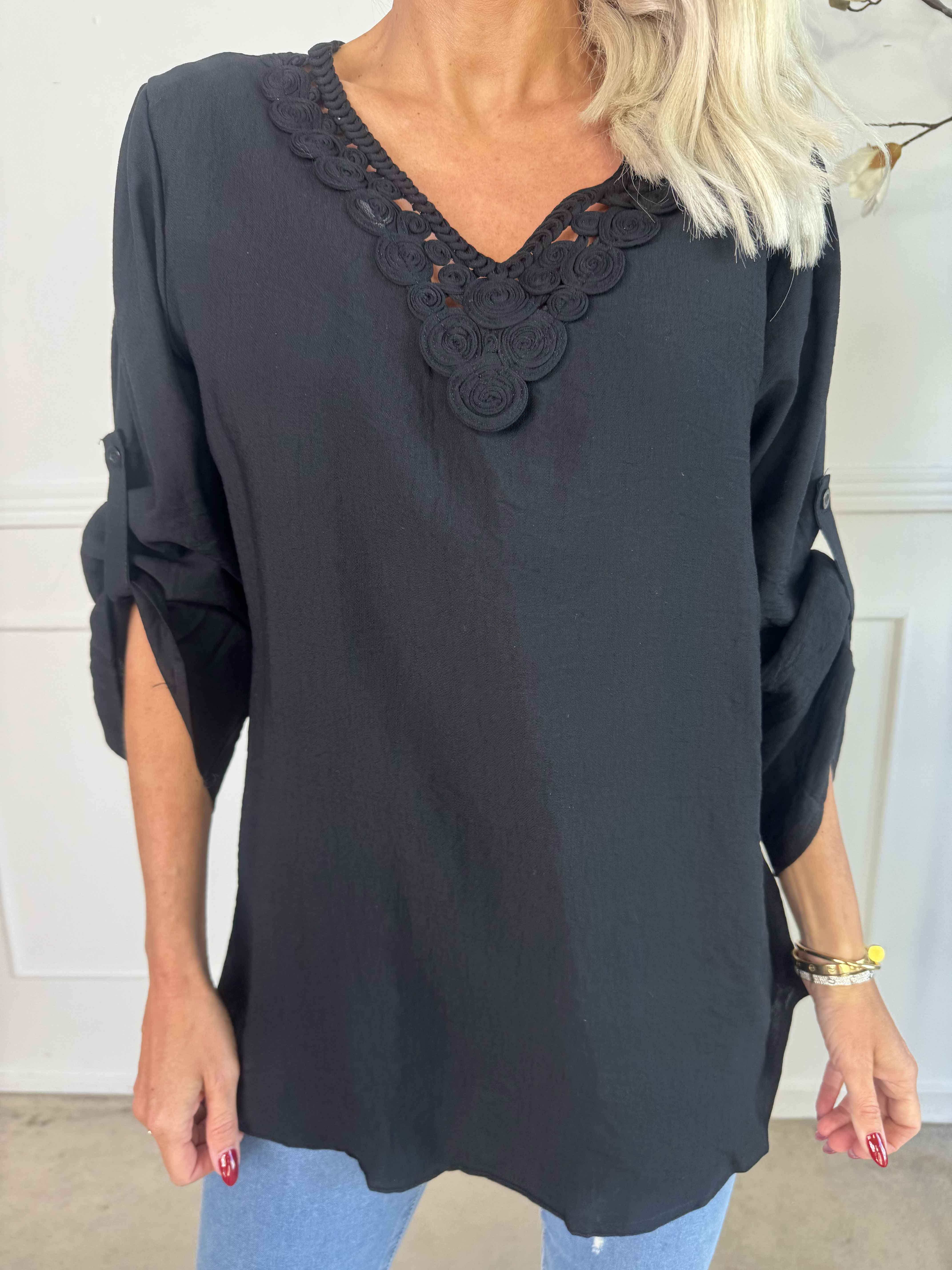 Gina - Bomullsblus med detaljerad v-ringning